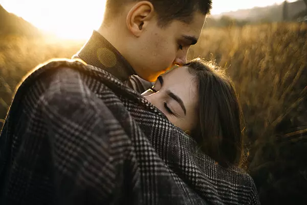 Как «раскусить» женатого? 10 признаков