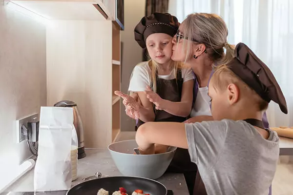 «Куда вам столько детей?»: 6 стереотипов о