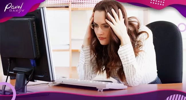 Женщина переживает и уже прикидывает варианты, где можно достать деньги Женщина переживает и уже прикидывает варианты, где можно достать деньги