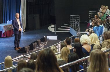 Шоу-тренинг "На самом деле я умная, но живу как дура" Шоу-тренинг "На самом деле я умная, но живу как дура"