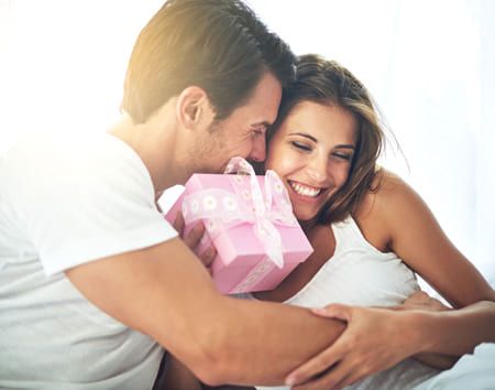 Парень дарит дорогие подарки в начале отношений причины и возможные действия женщины