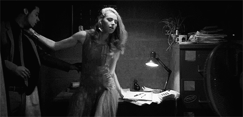 Почему мужчина идет налево? Почему мужчина идет налево?